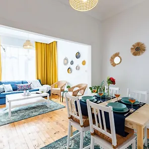  Apartment Colorful Flat With Excellent Location Near Trendy Attractions In Kadikoy